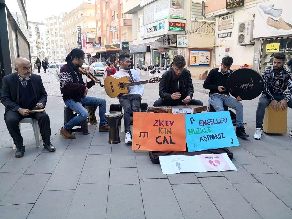 Engelleri müzikle aşıyorlar