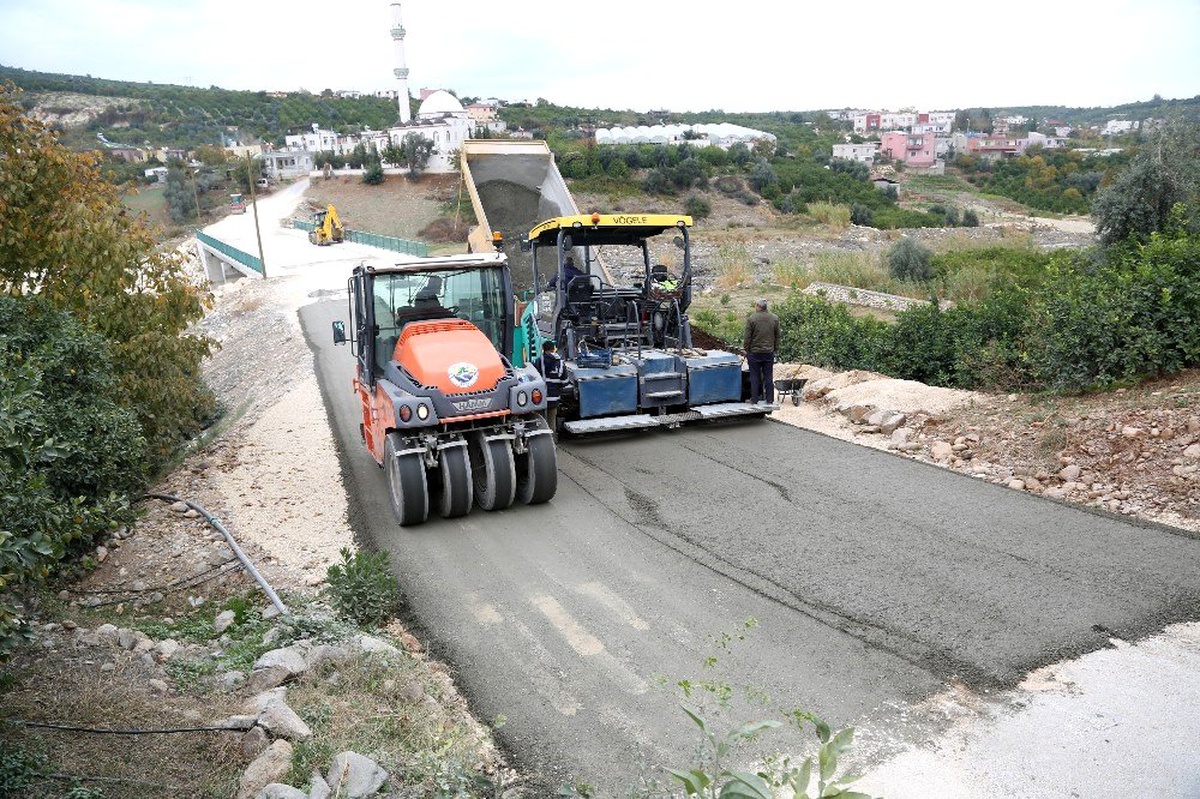 Erdemli\'de beton yol çalışmaları sürüyor