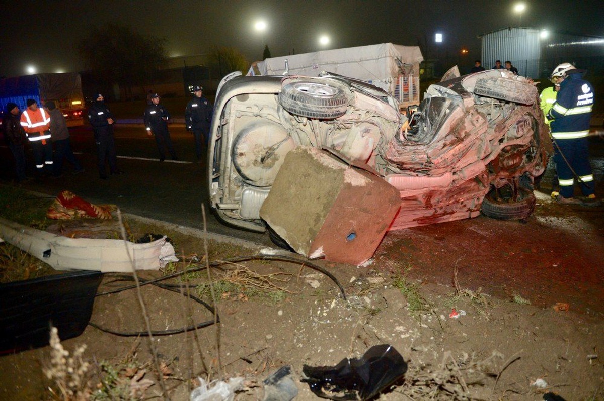Eskişehir\'de otomobil aydınlatma direğine çarptı: 1 ölü