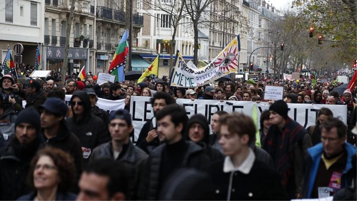 Fransa\'da Noel öncesi grevleri sonlandırmak için hükümet ve sendikalar arasında pazarlık kızıştı