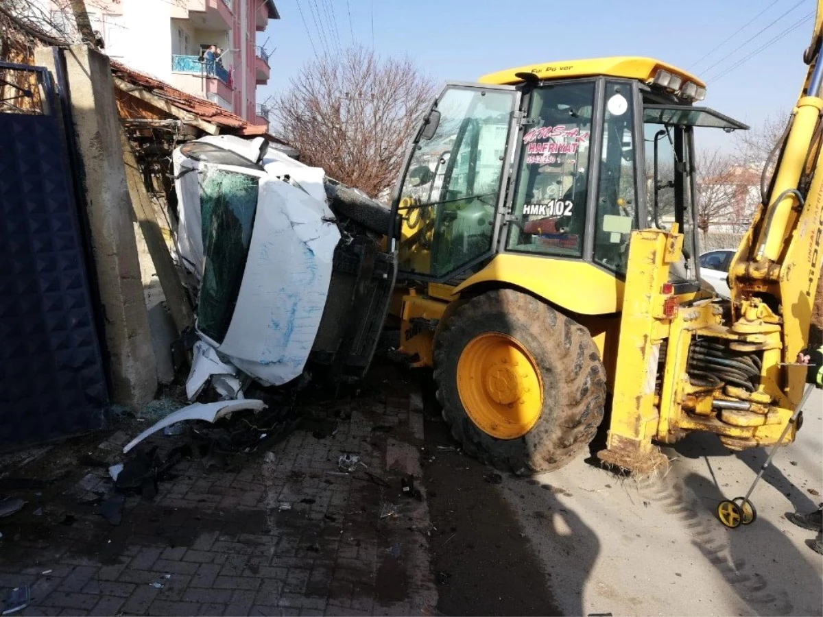 Freni boşalan kepçe park halindeki otomobillere çarptı: 2 yaralı