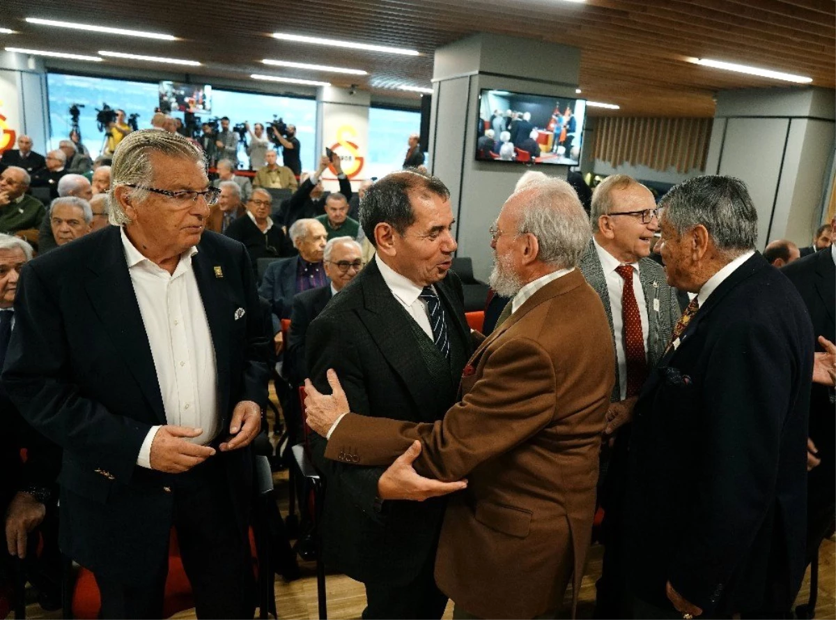 Galatasaray\'da aralık ayı divanı başladı, Başkan Mustafa Cengiz katılmadı