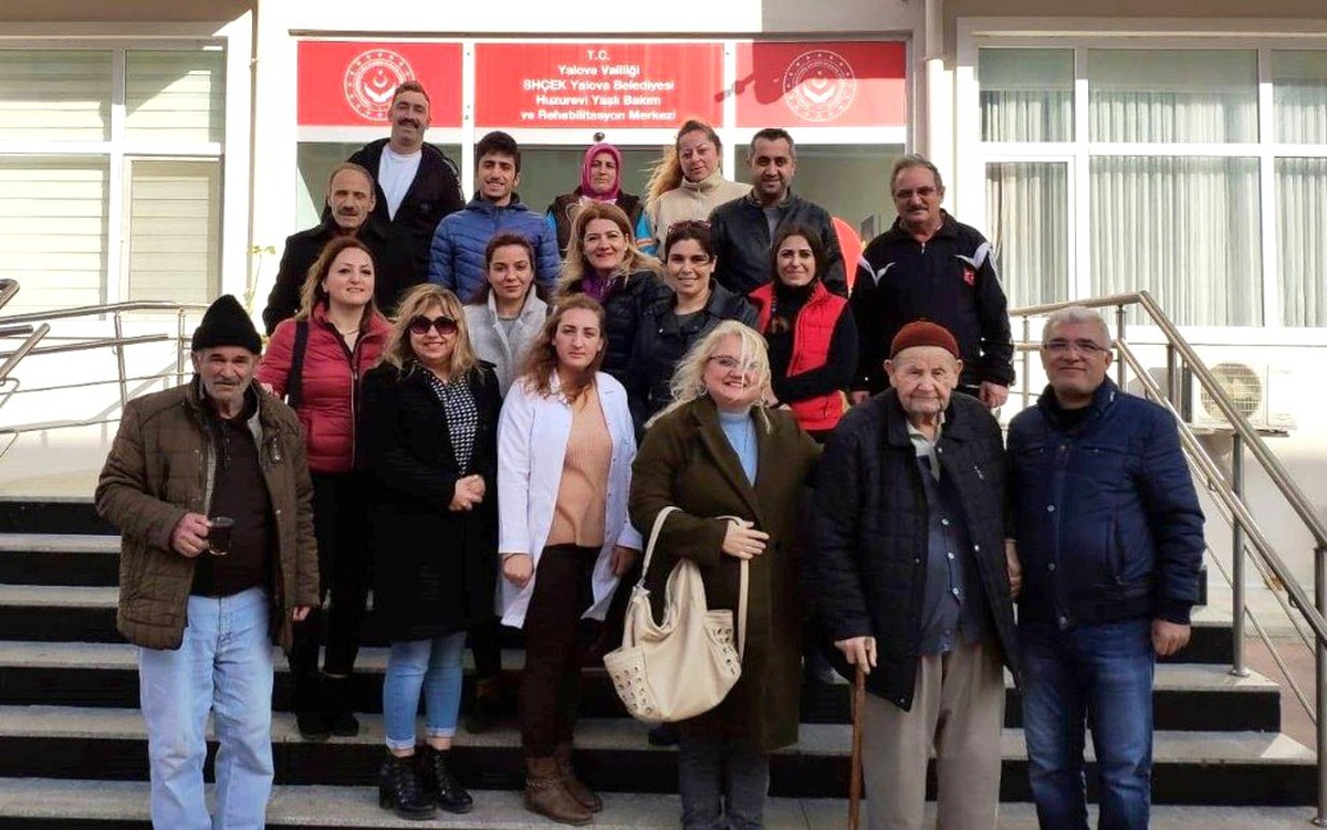 Hastane personelinden huzurevine ziyaret