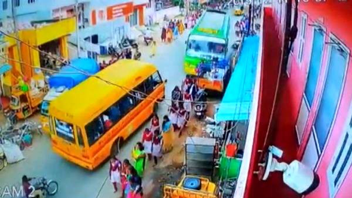 Hindistan\'da kontrolden çıkan otobüs, öğrencileri biçti