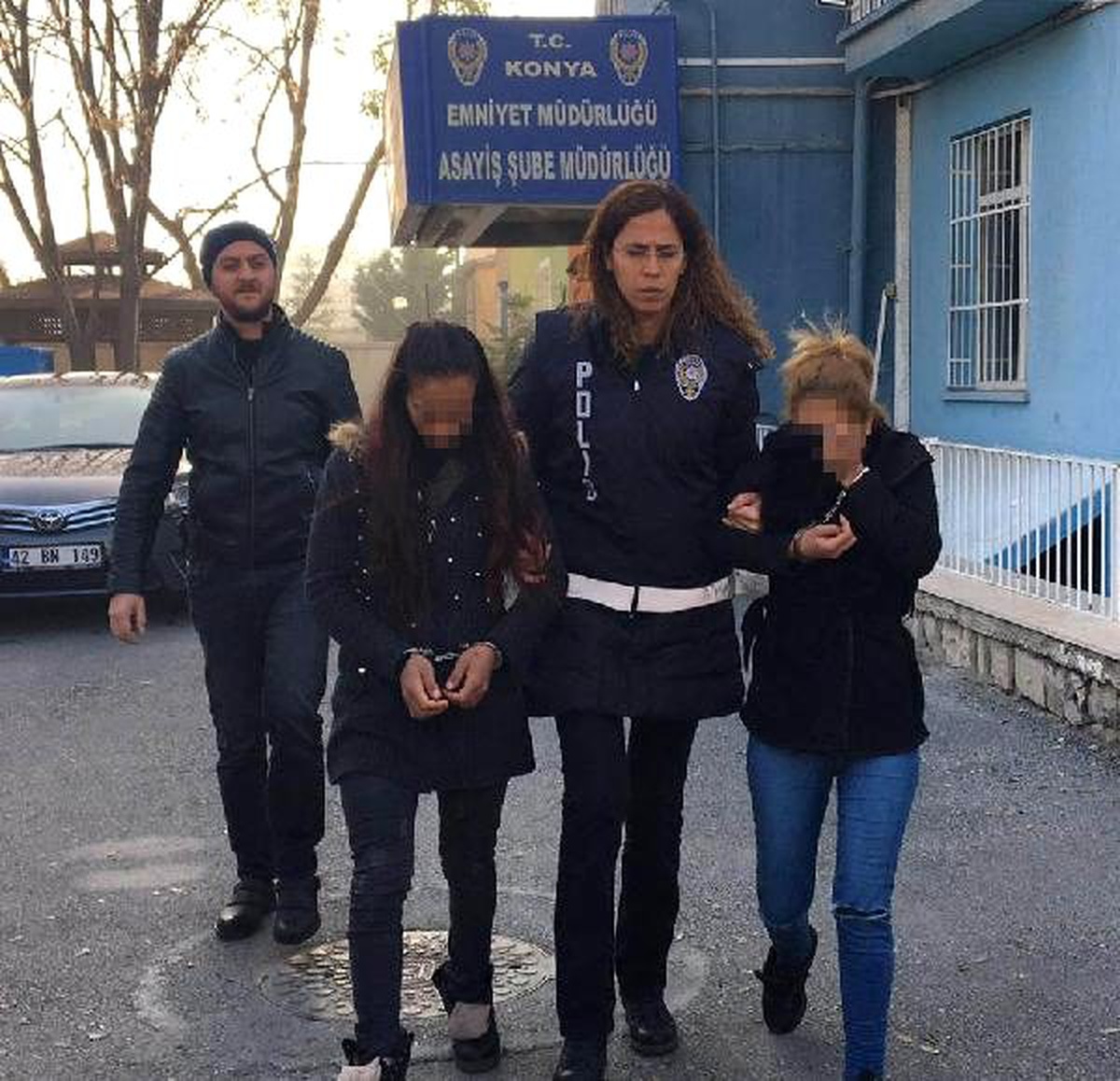 Hırsızlık şüphelileri, minibüs beklerken yakalandı