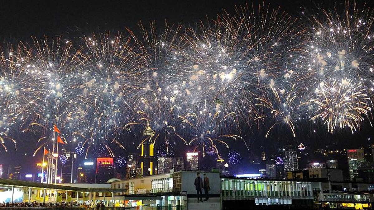 Hong Kong\'da bir gelenek bozuldu: 2020\'ye girerken havai fişek gösterisi yapılmayacak