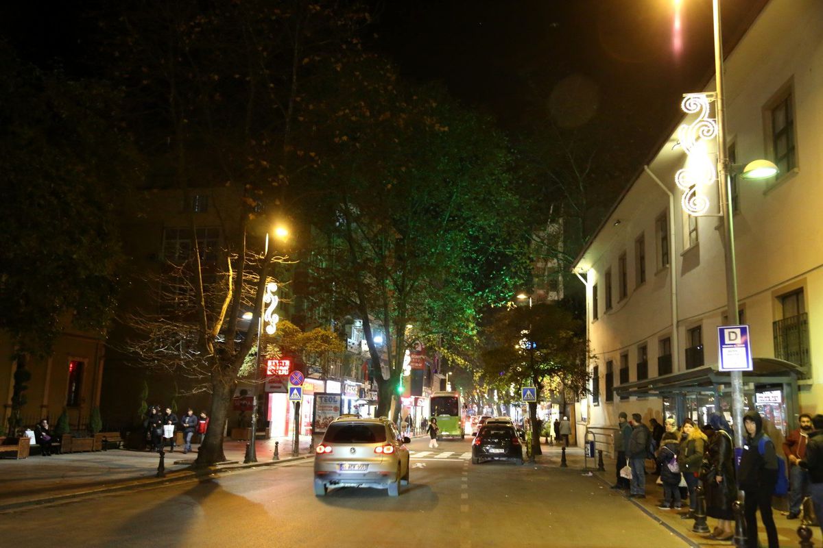 İnönü Caddesi gece bir başka güzel oldu