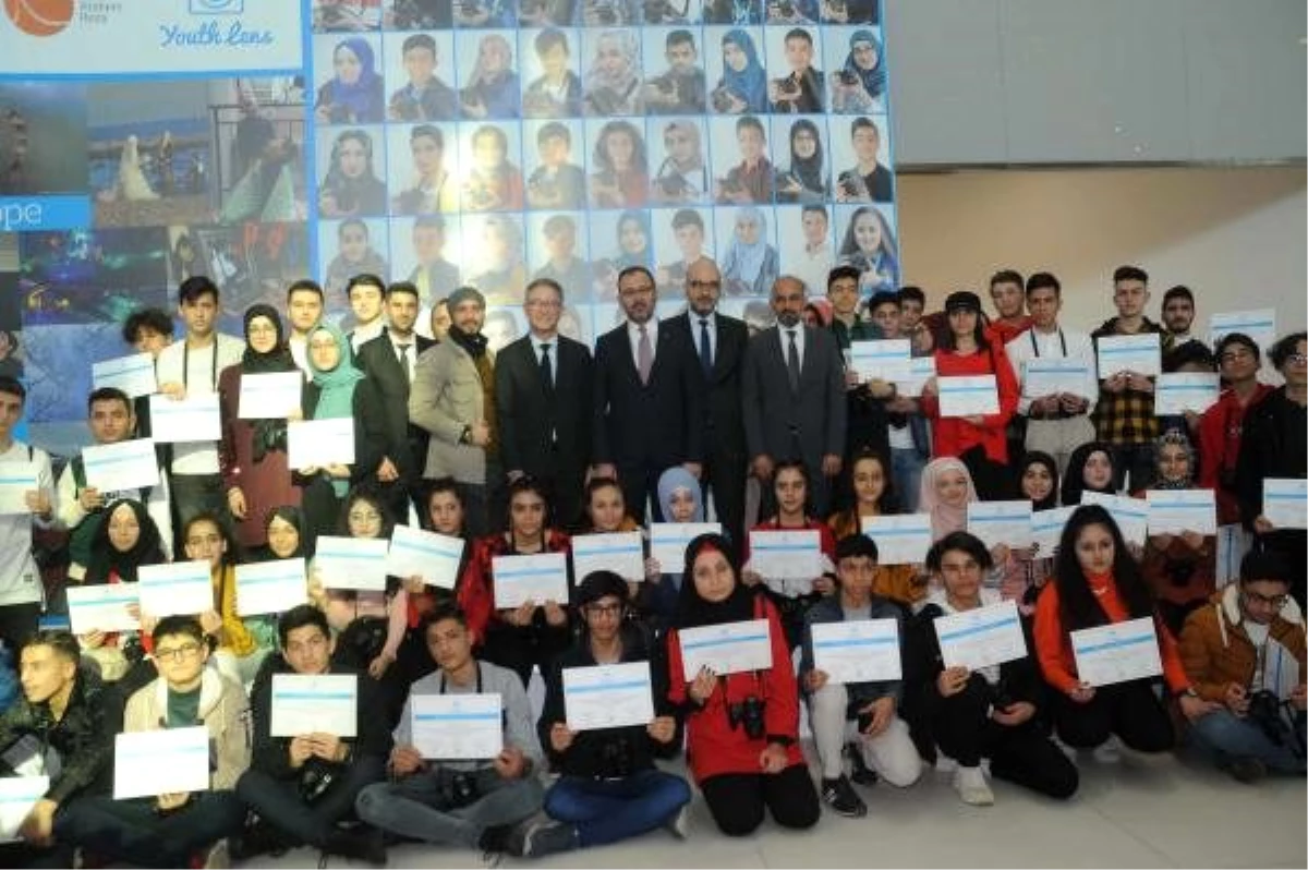 İstanbul Havalimanı\'nda Türk ve Suriyeli gençlerin gözünden "Gelecek hayalleri sergisi"