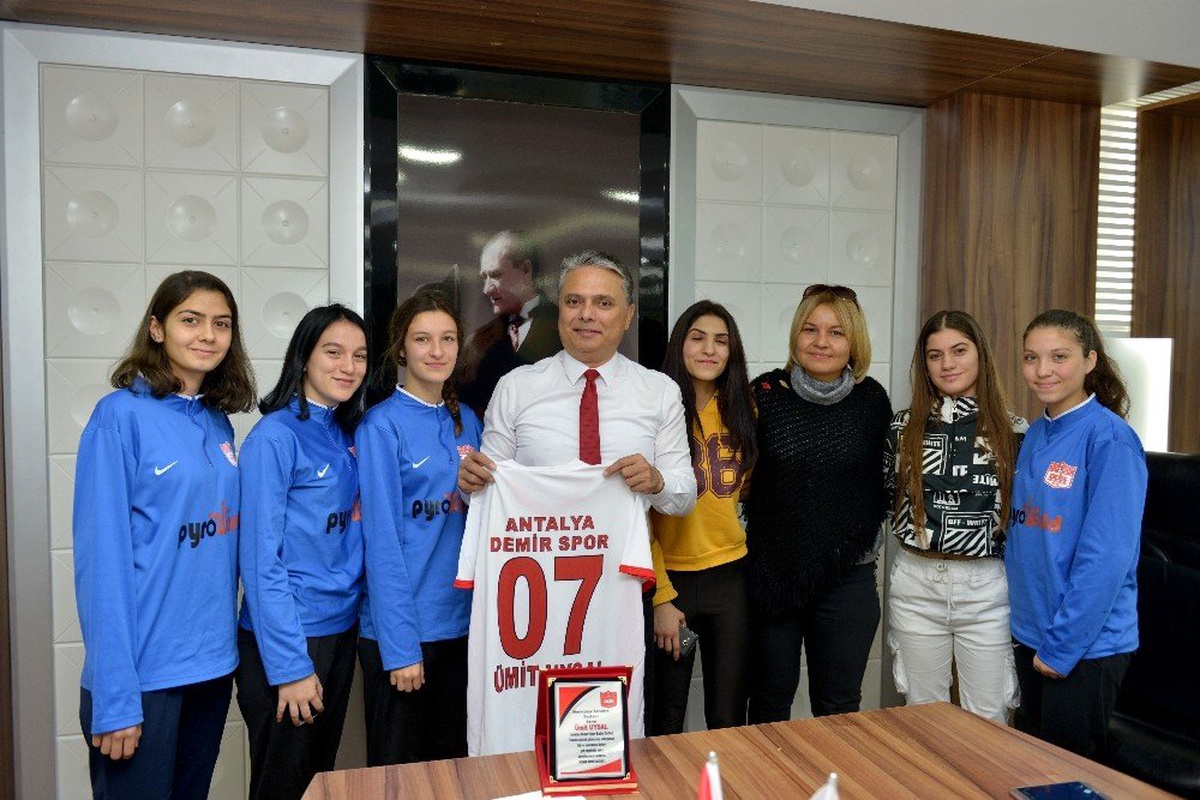 Kadın futbolculardan Başkan Uysal\'a ziyaret