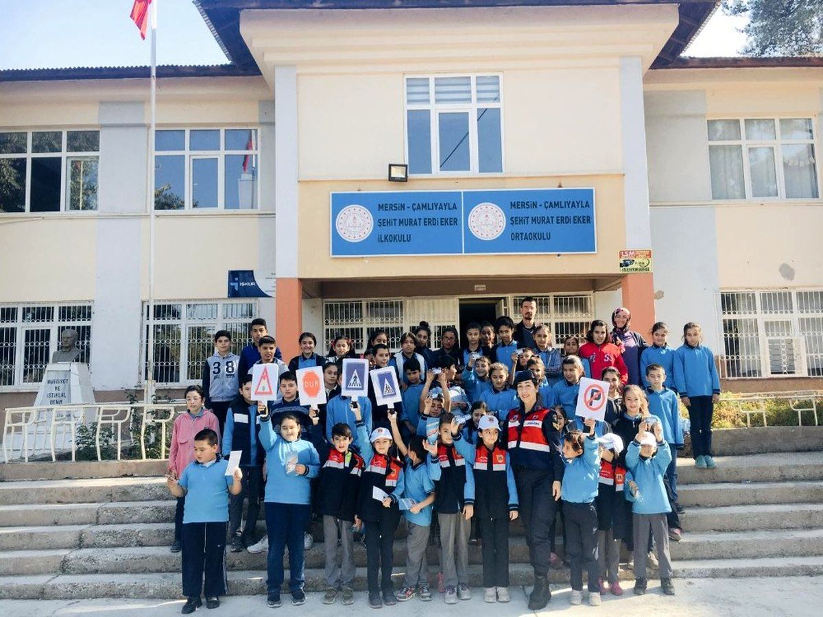 Kadın subaydan öğrencilere trafik eğitimi