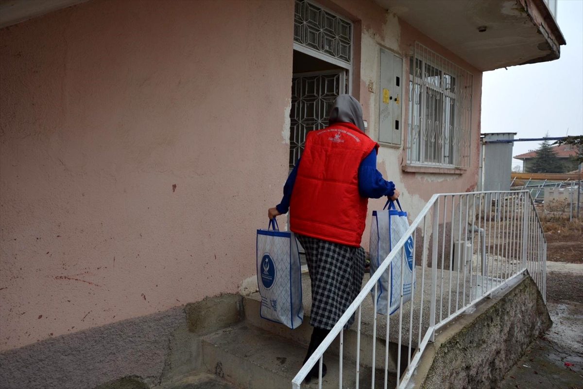 Kahramankazan Belesiyesi\'nden çocuklara giyecek yardımı
