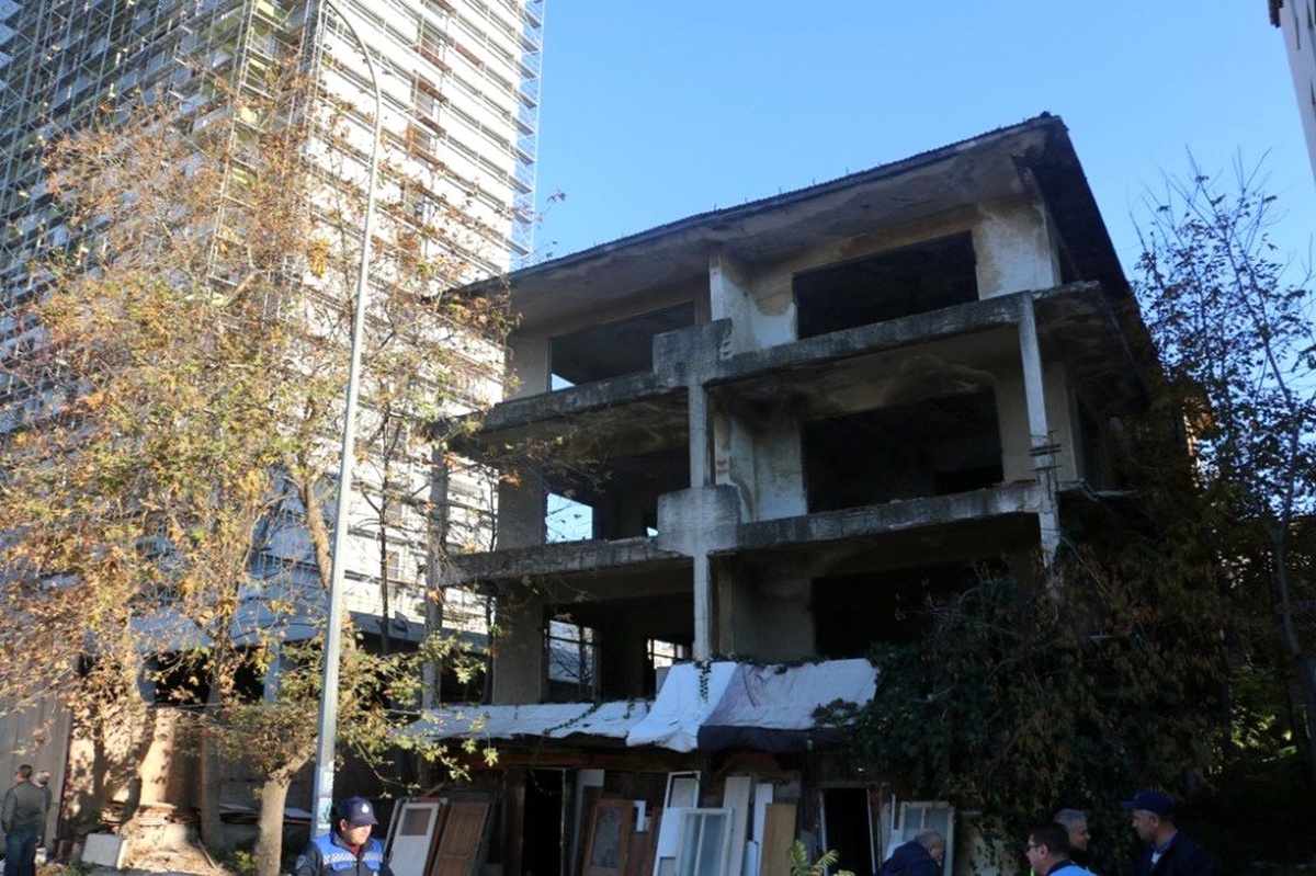 Kartal\'da çevreyi tehdit eden metruk yapıların yıkımına devam ediliyor