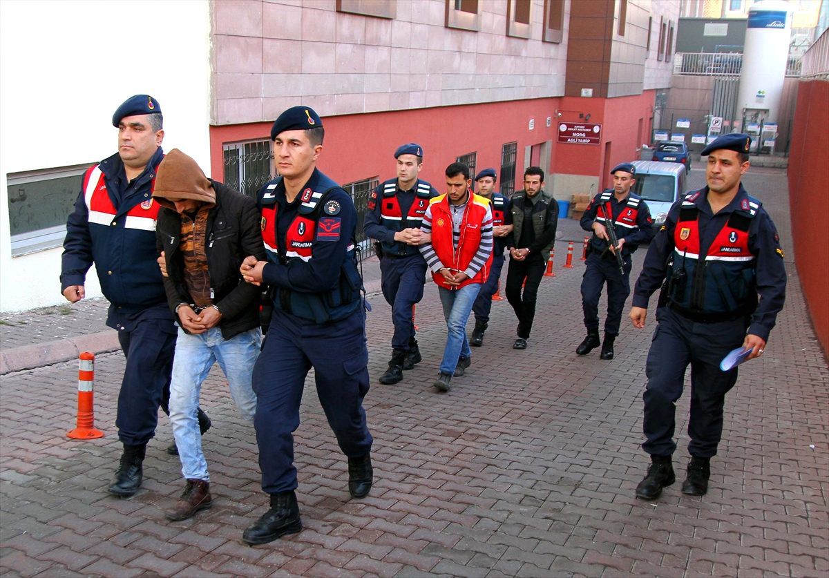 Kayseri\'de DEAŞ operasyonunda yakalanan 5 zanlıdan 2\'si tutuklandı