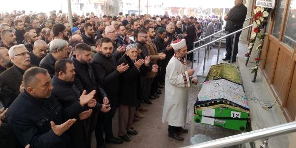 Kazada ölen kadın, gözyaşları arasında toprağa verildi