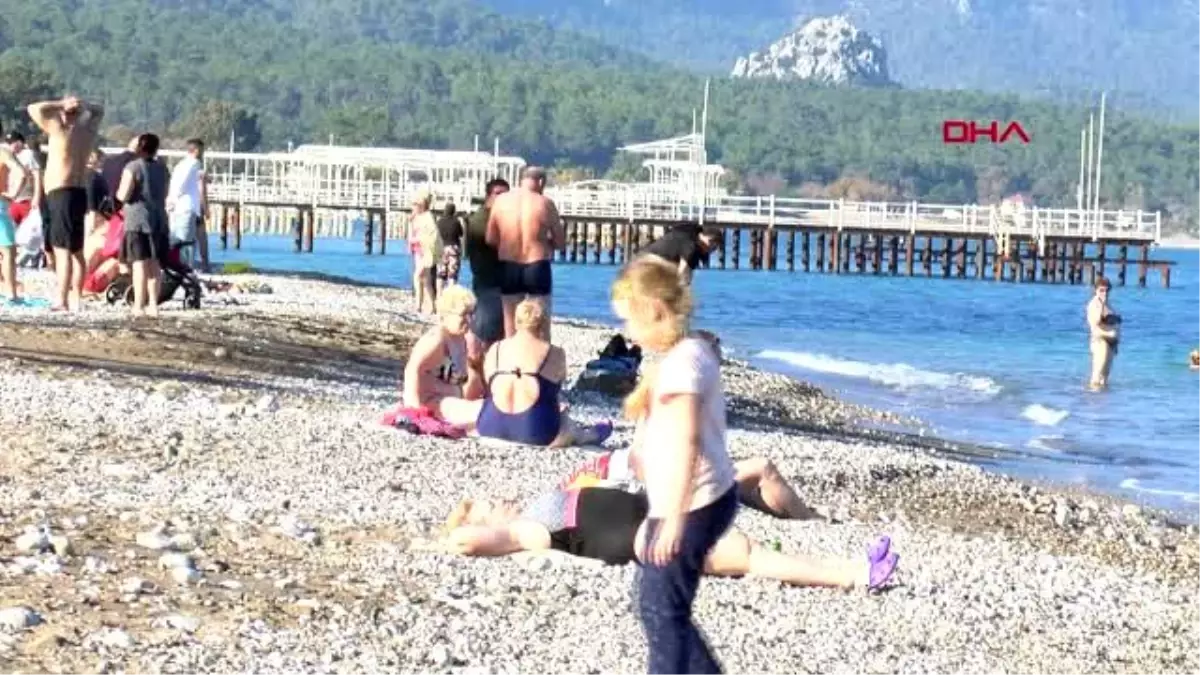 Kemer\'de tatilciler aralık ayında deniz keyfi yaptı