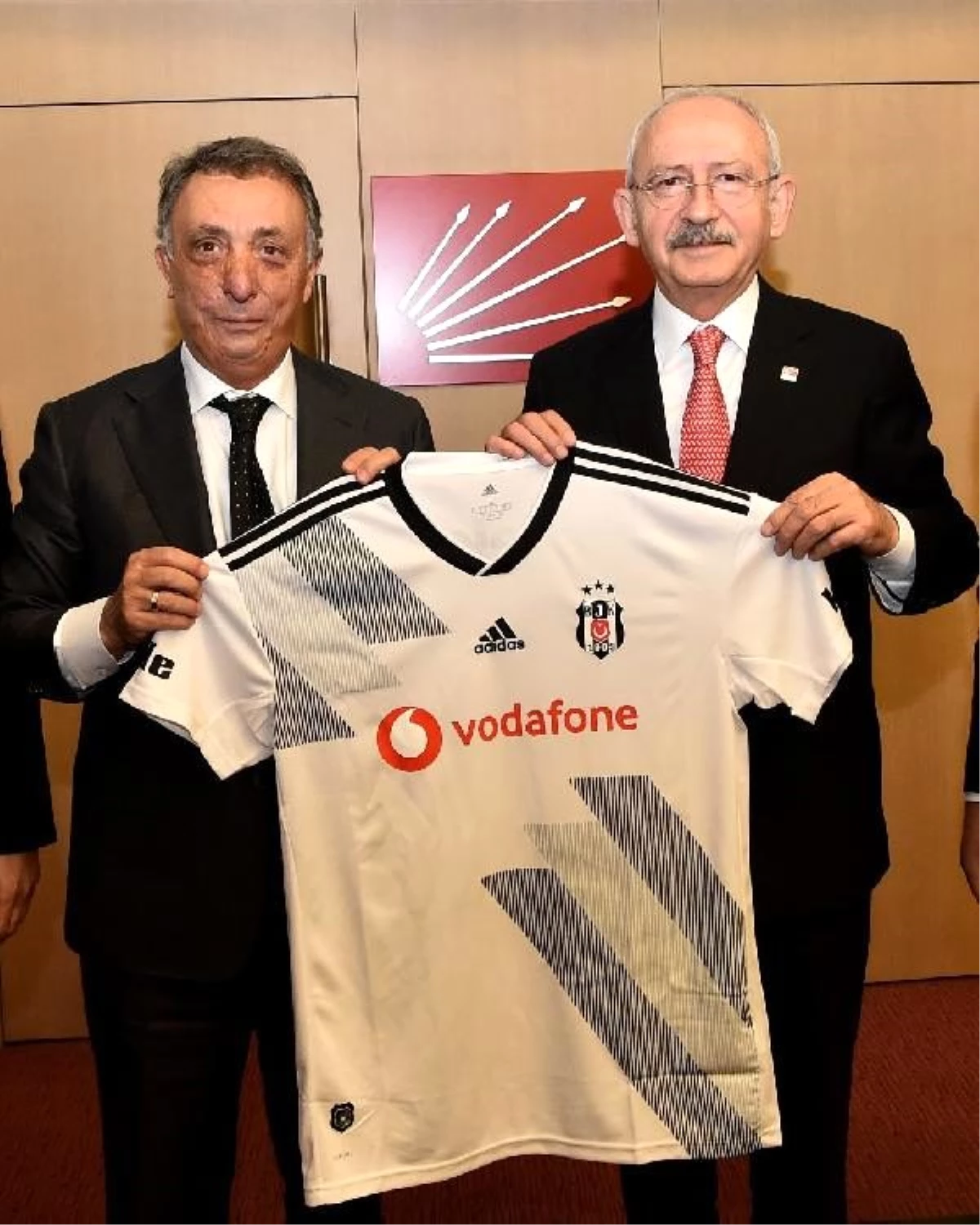 Kılıçdaroğlu, Beşiktaş JK Başkanı Çebi\'yi kabul etti