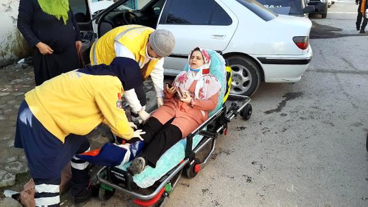 Kontrolden çıkan otomobil öğrencilerin arasına daldı: 4 yaralı