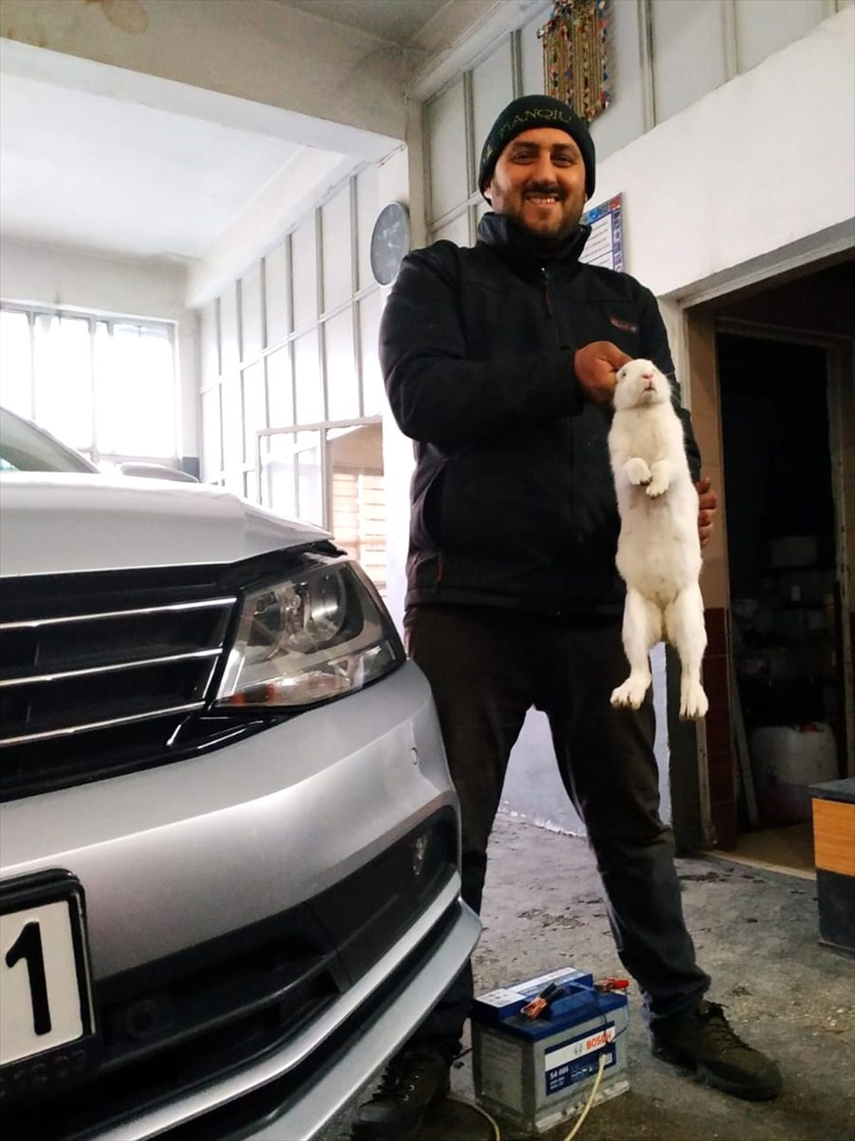 Konya\'da otomobilin motor kısmından çıkan tavşanı dükkanında besliyor