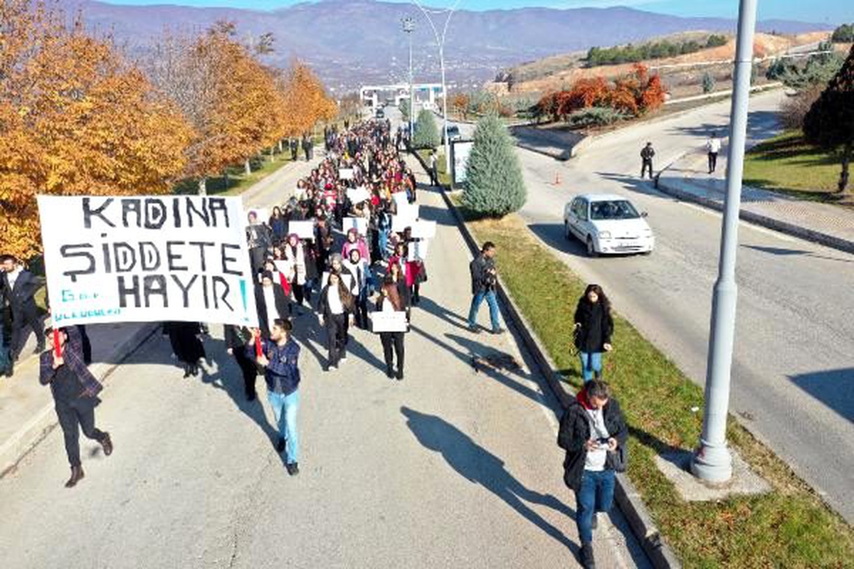 Öğrencilerden \'kadına şiddete hayır\' yürüyüşü