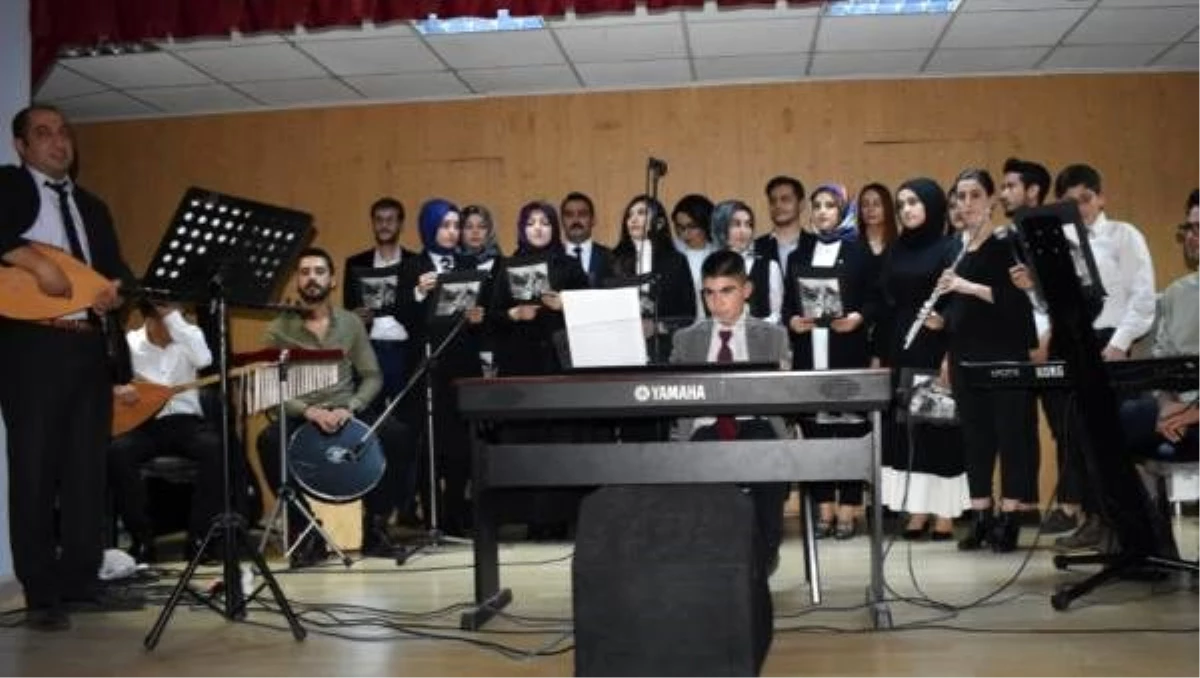 Öğretmen ve öğrencilerden halk müziği konseri