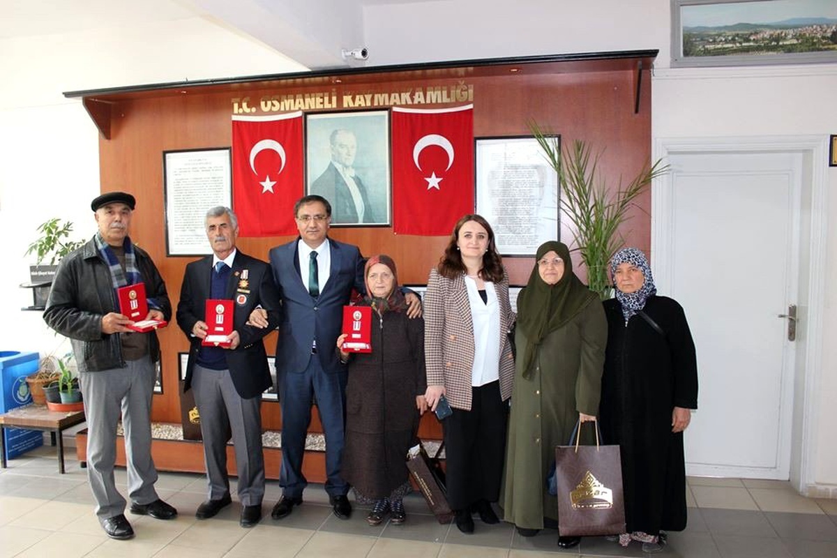Osmaneli\'nde Kıbrıs gazilerine madalya ve beratları takdim edildi