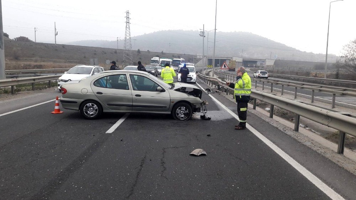 Otomobil bariyerlere çarptı; 2 yaralı