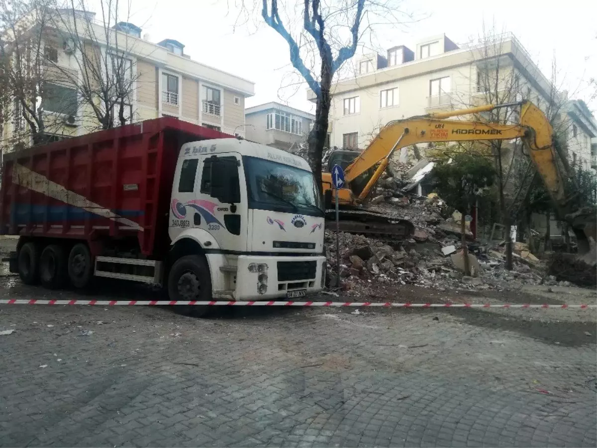 (Özel) Depremde hasar gören binayı yıkan kepçe, sağlam binaya da zarar verdi