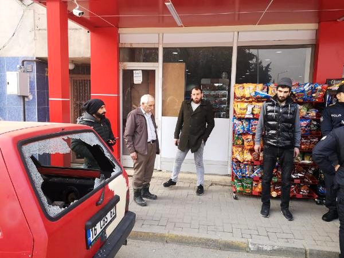 Para vermeyen babasının otomobiline kaldırım taşıyla saldırdı