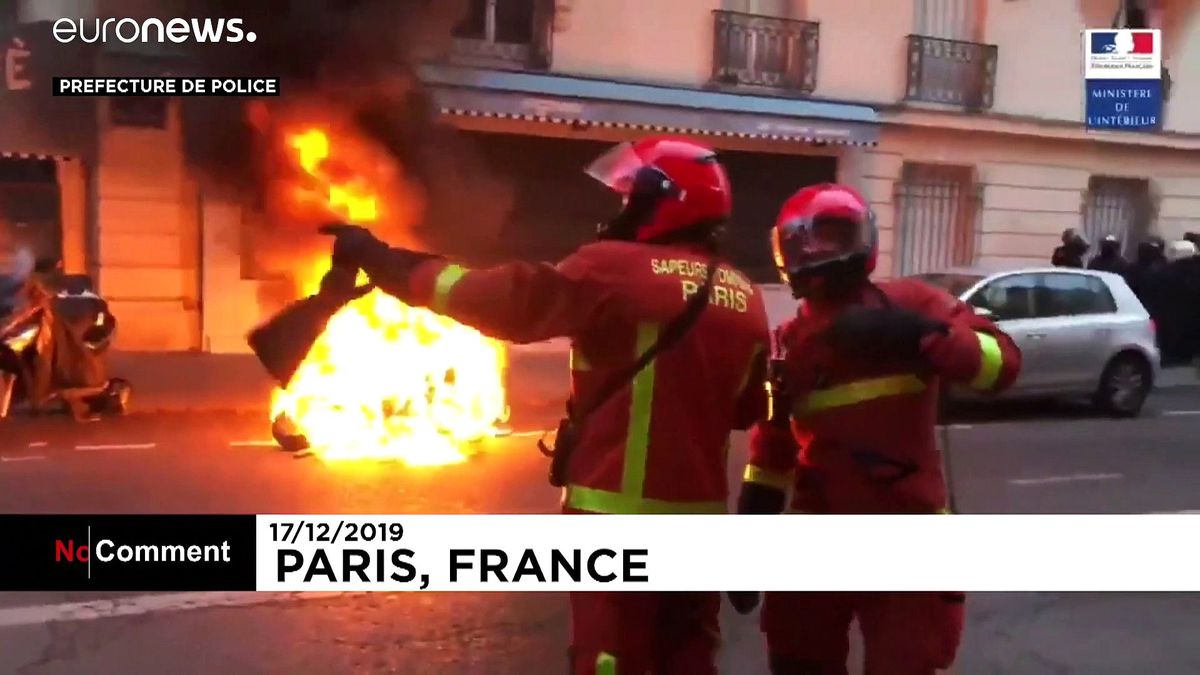 Paris\'te protestolar sırasında yanan motora itfaiye ekipleri müdahale etti