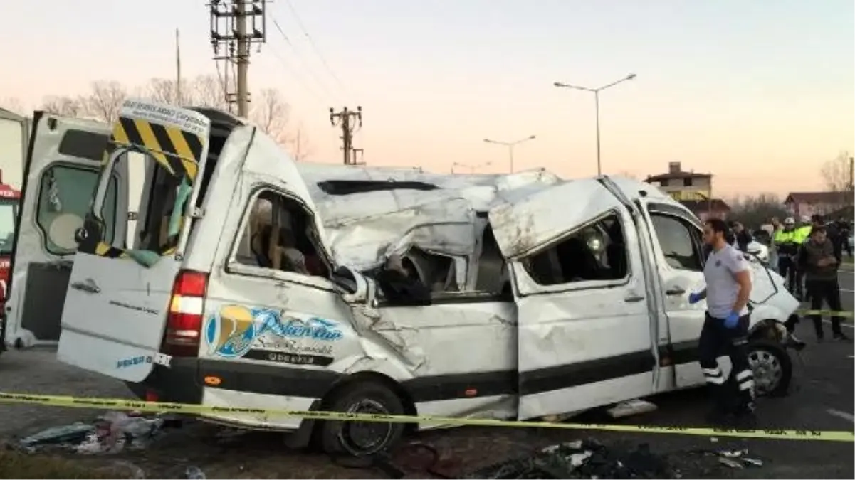 Samsun\'da öğrenci servis minibüsü devrildi: 1 ölü, 11 yaralı (2)