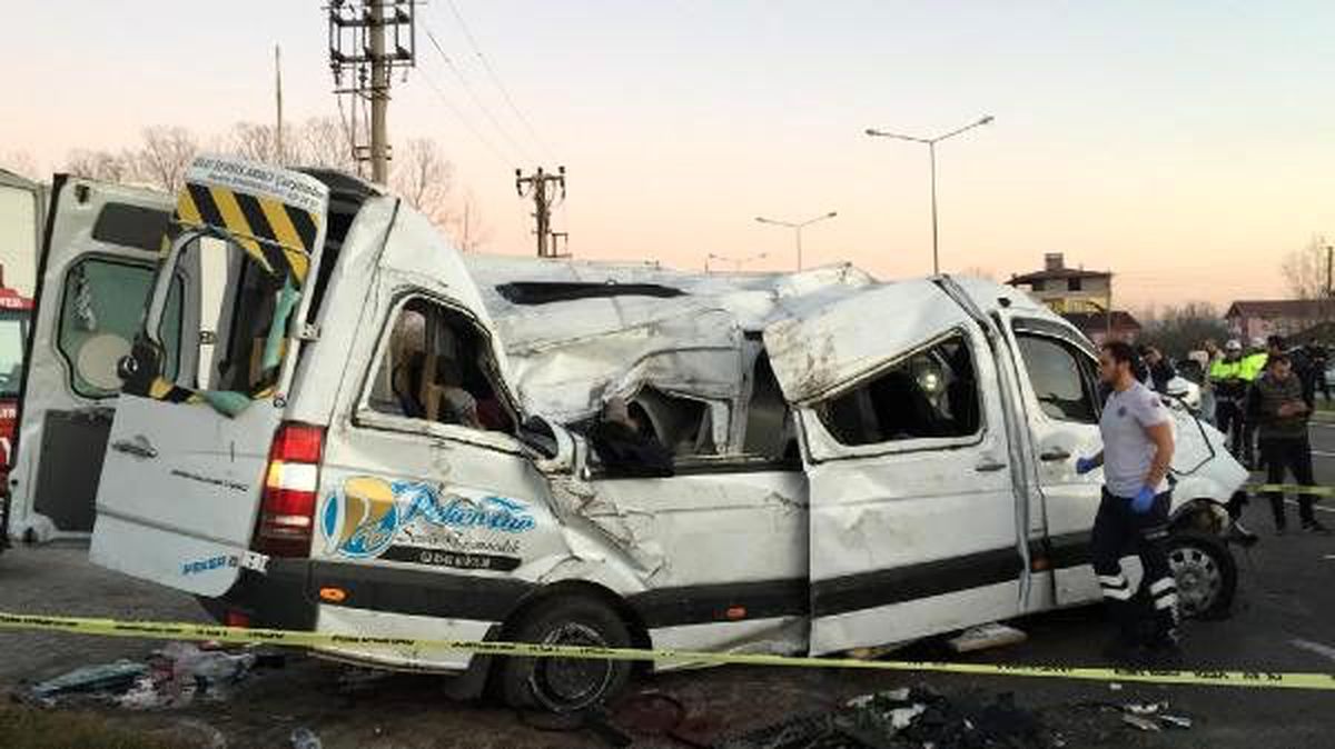 Samsun\'da öğrenci servis minibüsü devrildi: 12 yaralı
