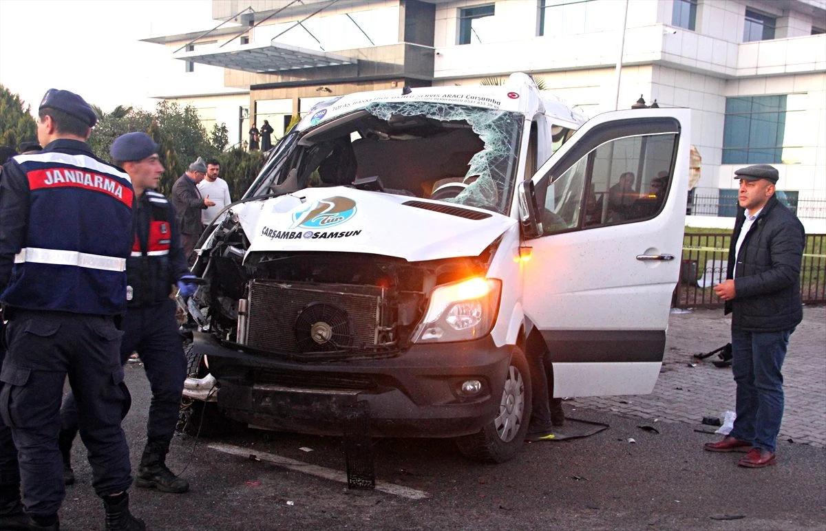 Samsun\'da öğrenci servisi devrildi: 1 ölü, 11 yaralı