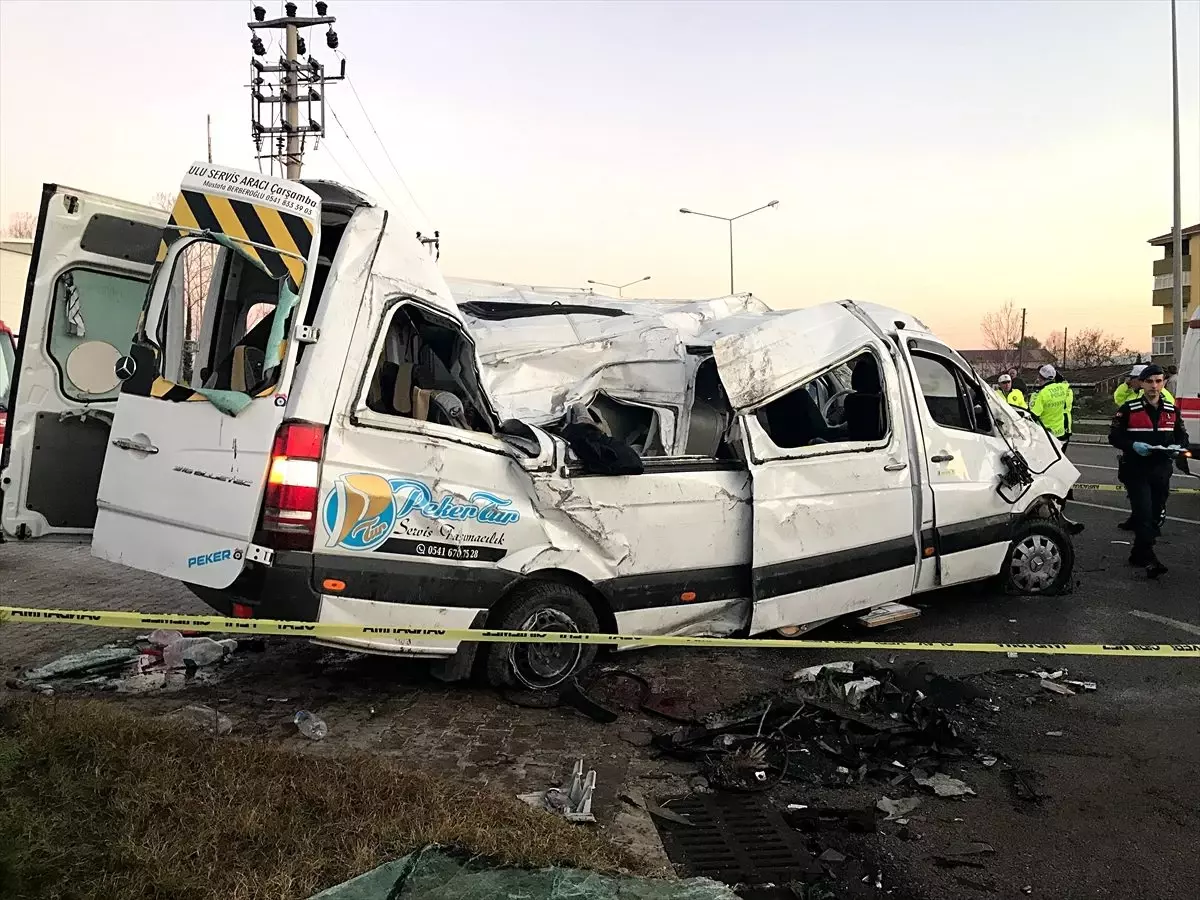 Samsun\'da öğrenci servisi devrildi: 2 ölü, 10 yaralı