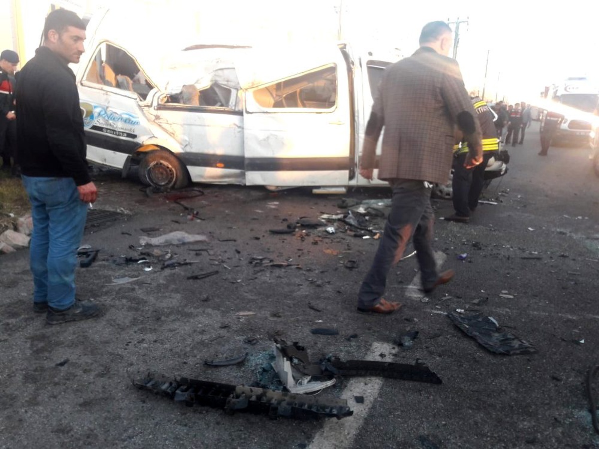 Samsun\'da öğrenci servisi takla attı: Yaralılar var