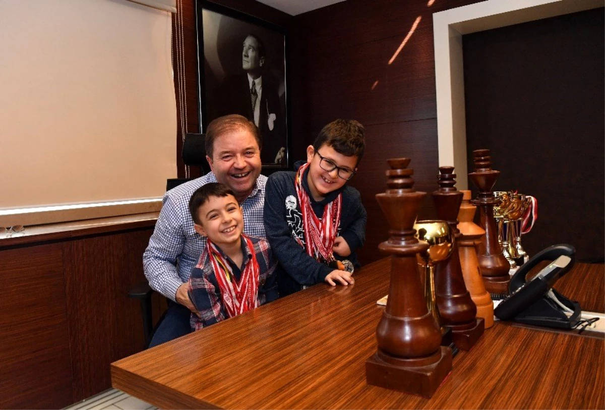 Satranç şampiyonları Başkan Ali Kılıç\'ı ziyaret etti