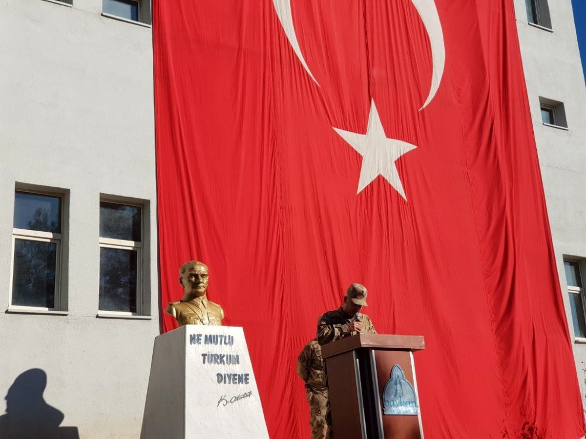 Siirt\'te teröristlerin şehit ettiği 8 güvenlik korucusu, törenle anıldı