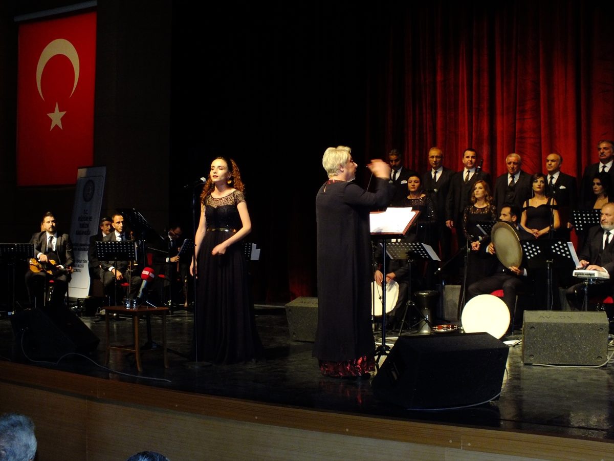 Sivas\'ta THM korosu konser verdi