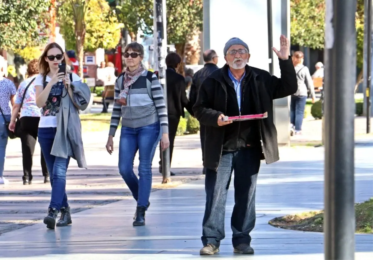 Sokakta yaktığı ağıtlar herkesin yüreğini dağlıyor