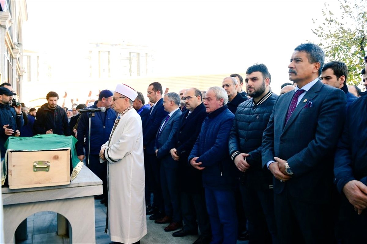 Trabzon\'da yolcu minibüsünün tırla çarpıştığı kazada ölen genç kız defnedildi