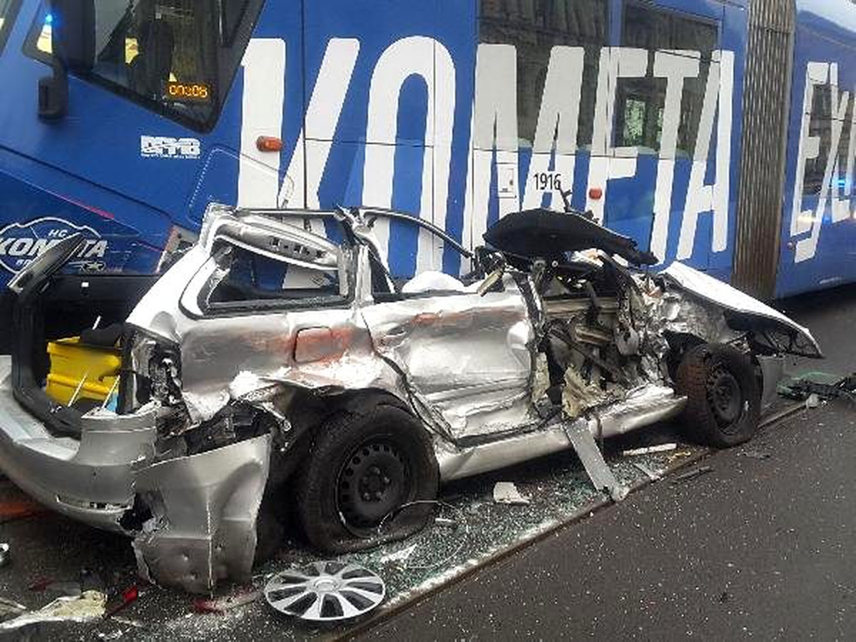 Tramvayların arasında sıkışan bu otomobilden sağ kurtuldu