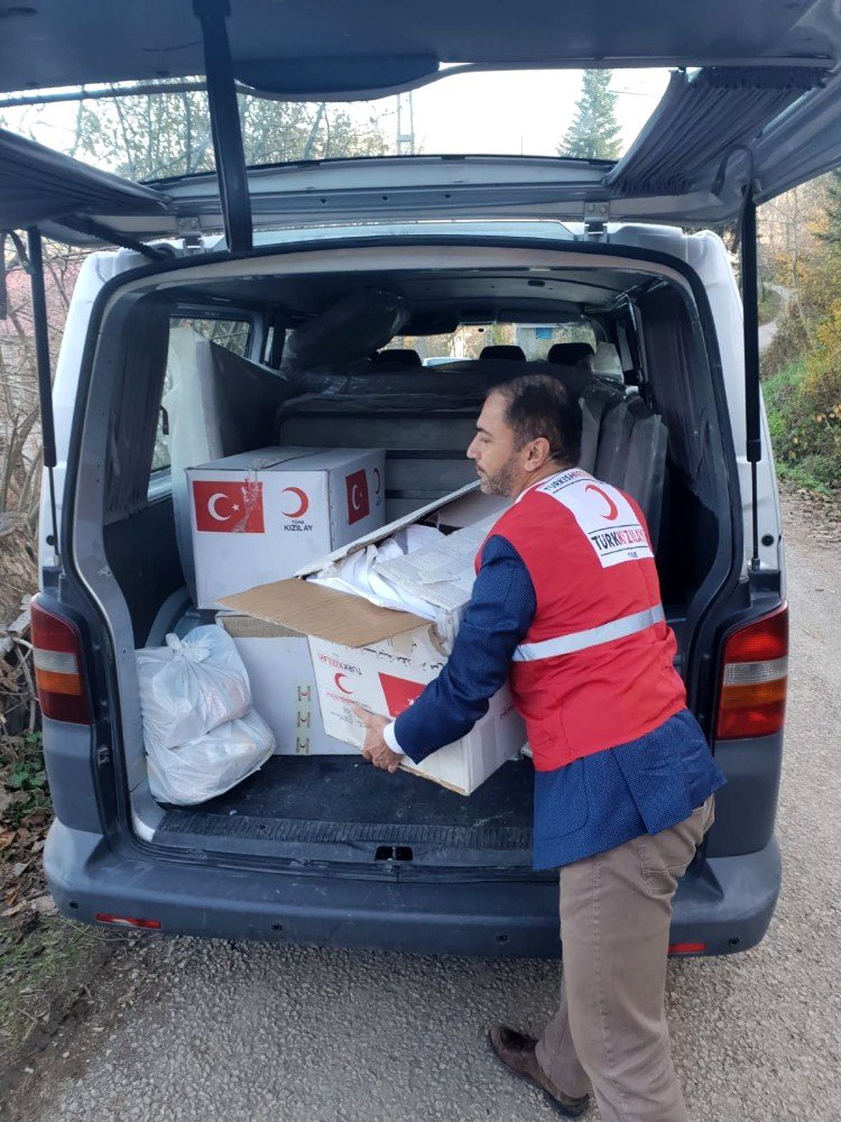 Türk Kızılayı\'ndan evsiz kalan aileye yardım
