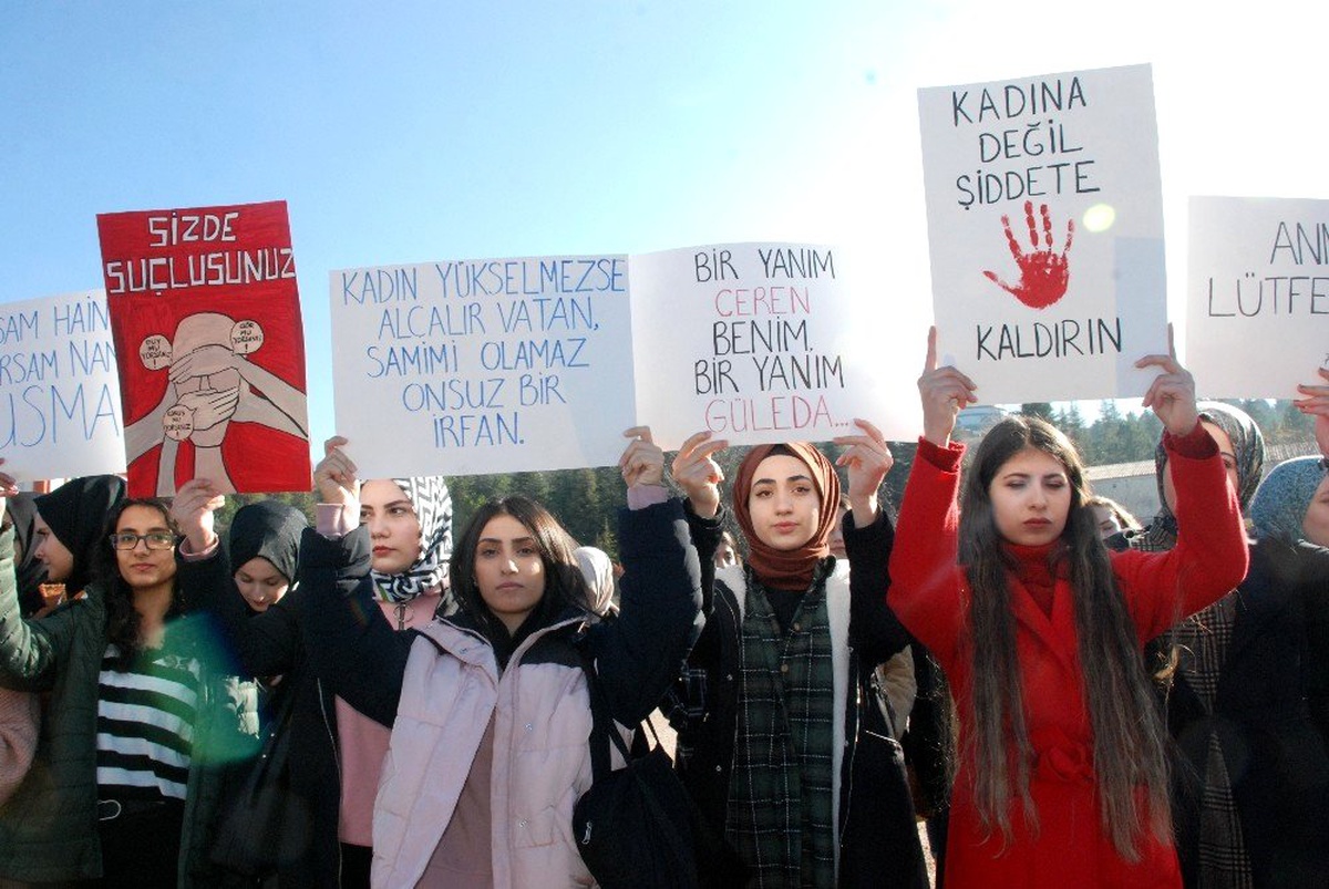 Üniversite öğrencileri kadına şiddete karşı yürüdü