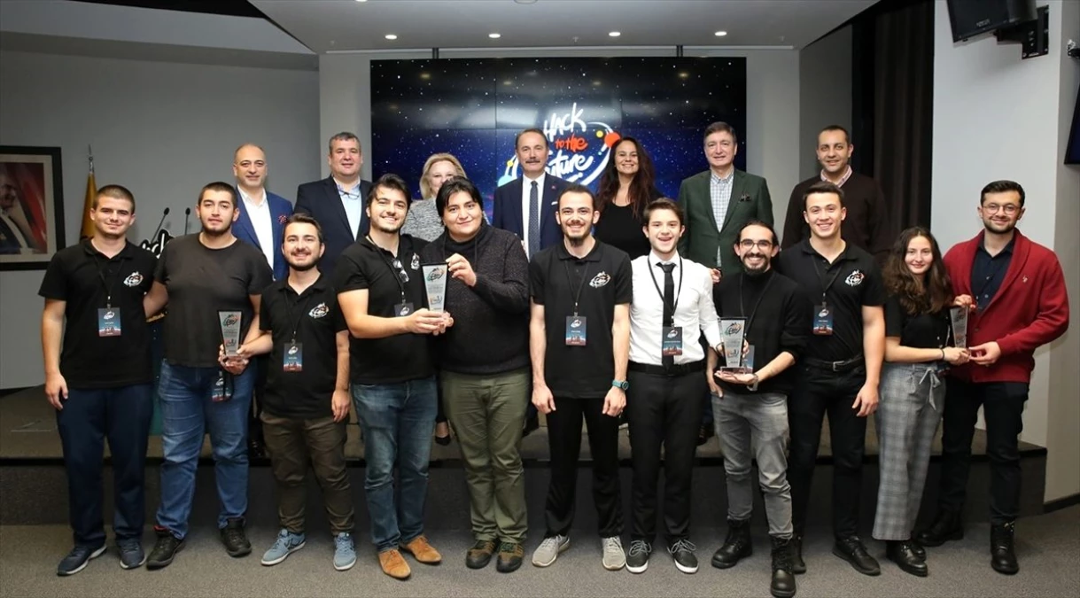 VakıfBank\'ın "Hack to the Future" yarışmasında gençler geleceği kodladı