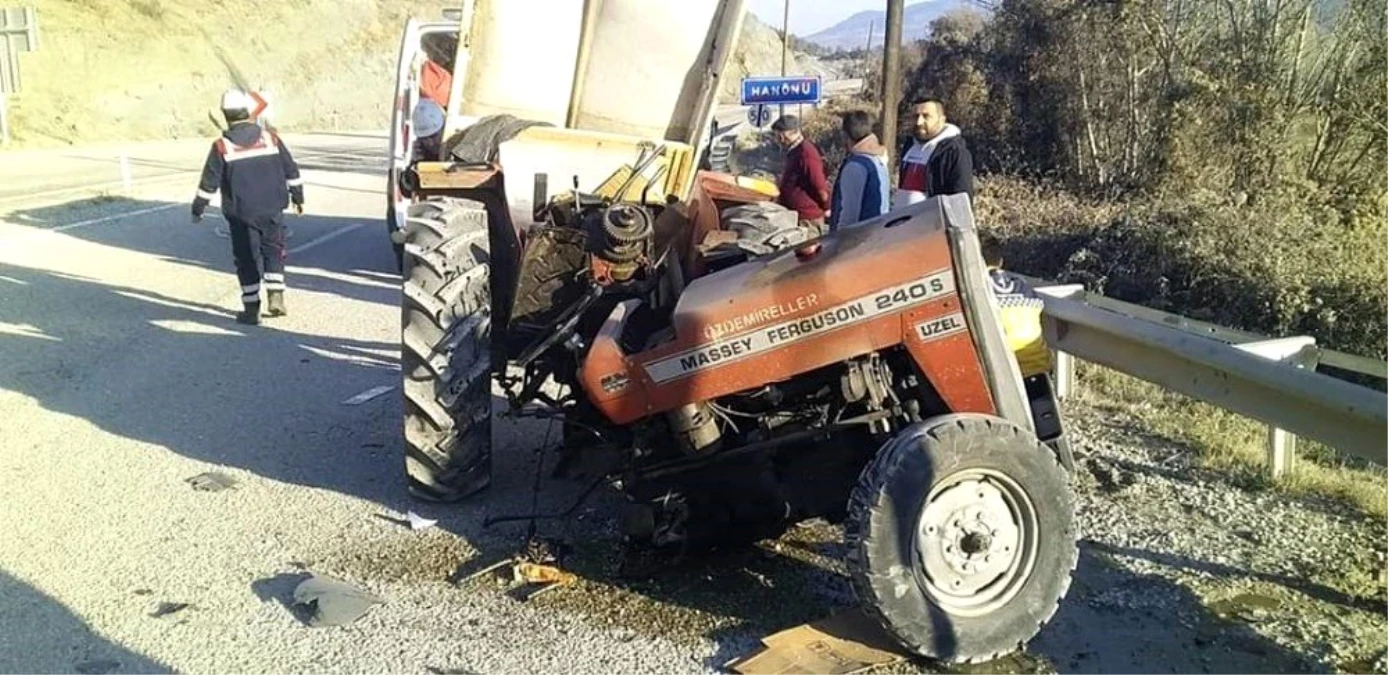 Yol süpürme aracı ile minibüs çarpıştı: 1 yaralı