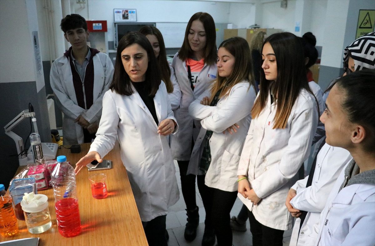 Zonguldak\'ta meslek lisesi öğrencileri, okullar için temizlik ürünleri üretiyor