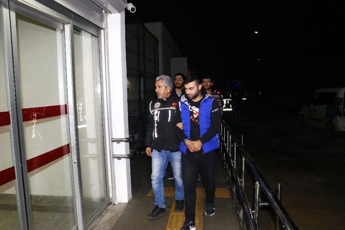Adana\'da yakalanan torbacılar adliyeye sevk edildi