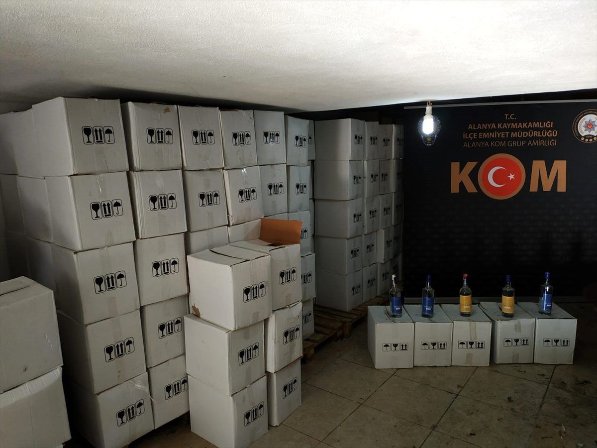 Alanya\'da yılbaşı öncesinde 2 bin 484 şişe kaçak ve sahte içki ele geçirildi