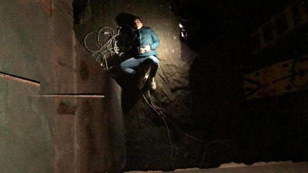 Alkollü kişiden kaçarken inşaatta merdiven boşluğuna düştü