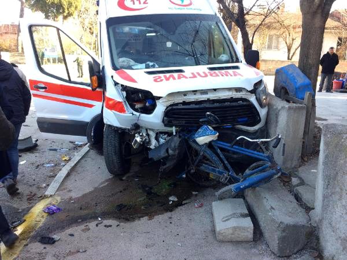 Ambulans ile belediyenin hizmet aracı çarpıştı: 3 yaralı