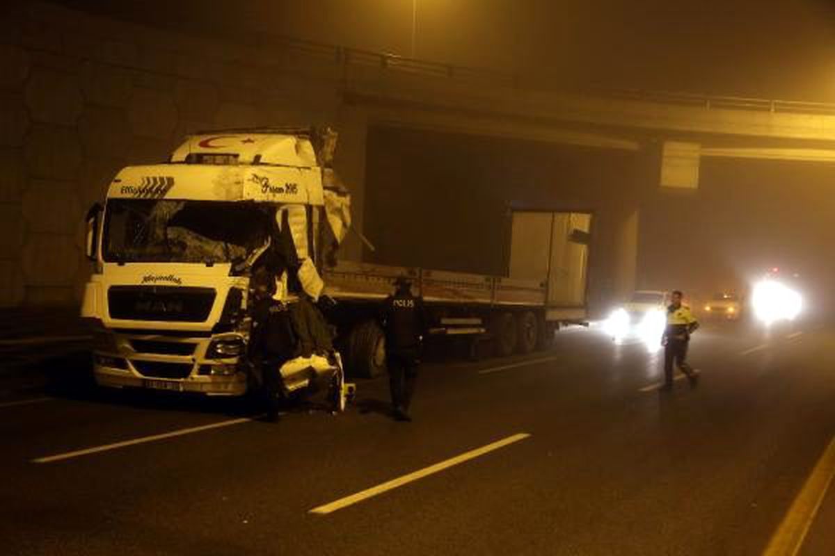 Ankara\'da TIR, refüjdeki aydınlatma direğine çarptı: 1 ölü